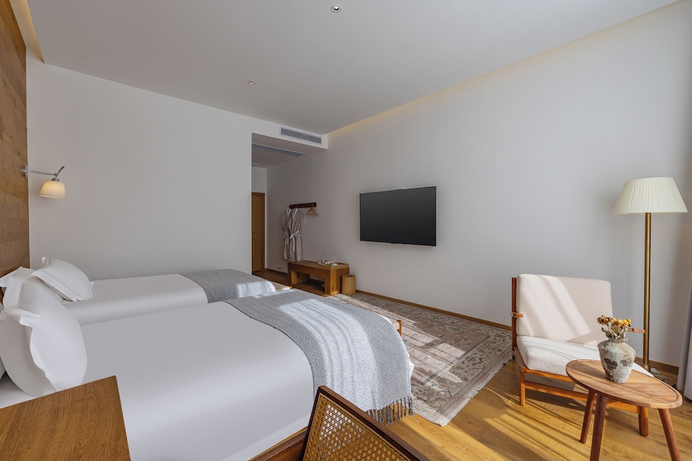 Yunfu Mid Hill Resort Hotel