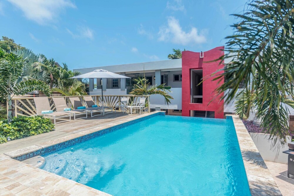 Beautiful Comfy Mins to Palm Eagle Beaches