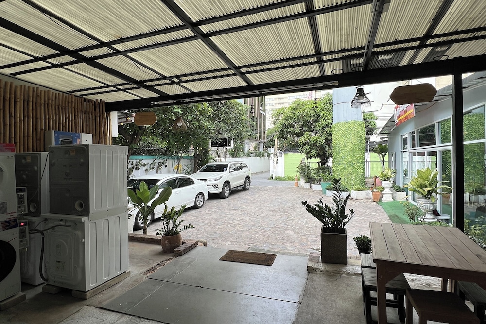 Orchid Hostel Near Bumrungrad Hospital and Nana Market