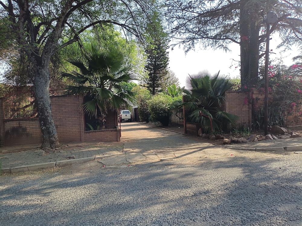 JM TOURS & SAFARIS GUESTHOUSE