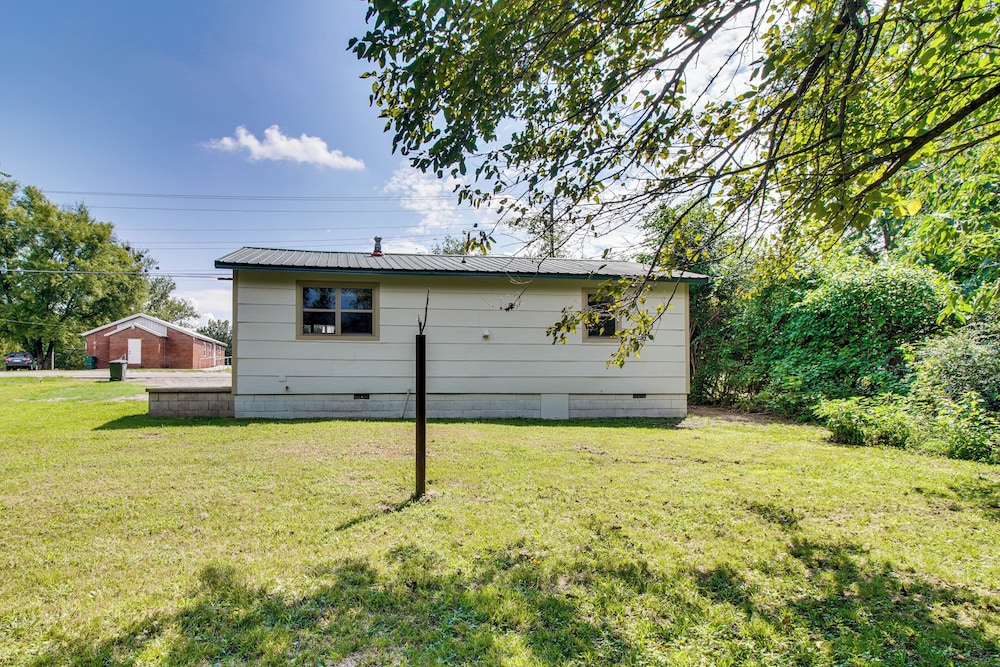 < 1 Mi to Cherokee Casino Sallisaw! Home Near I-40