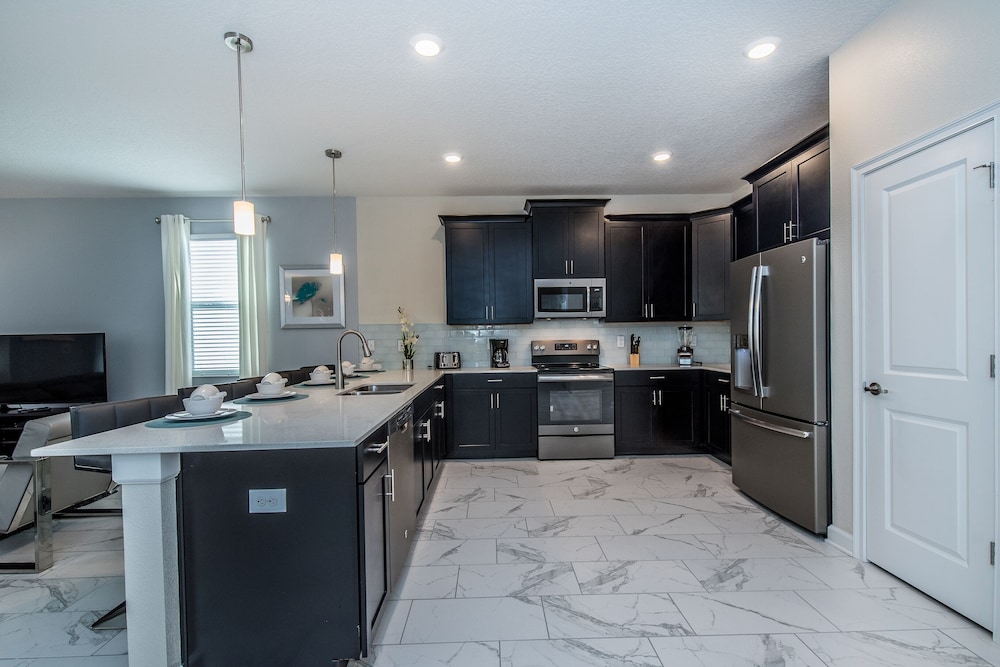 8 Bdrm 5 Bath Villa - Image 4