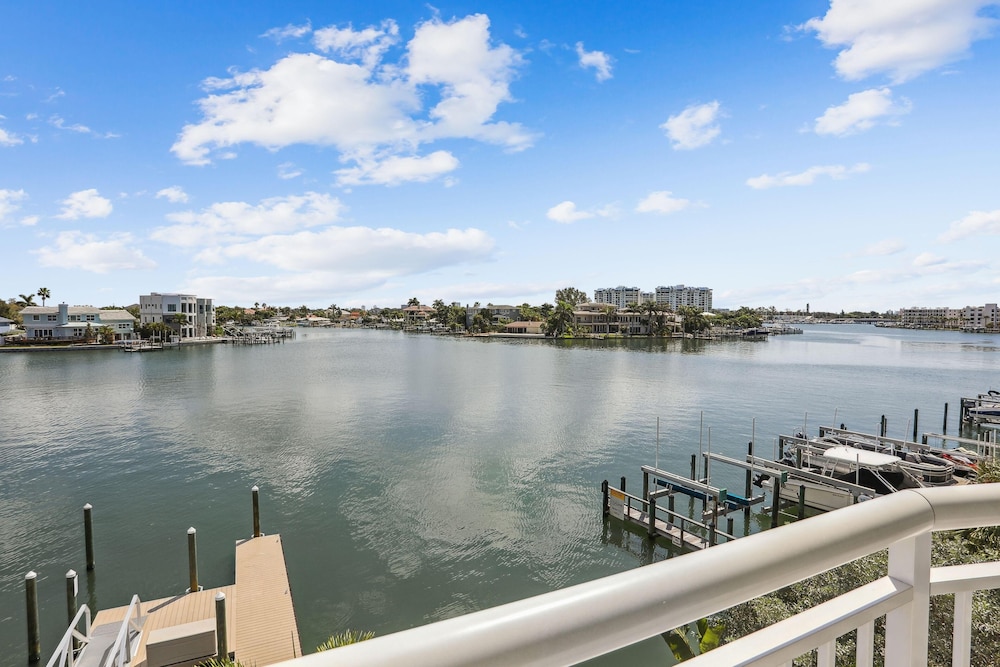 Oceana 305 East