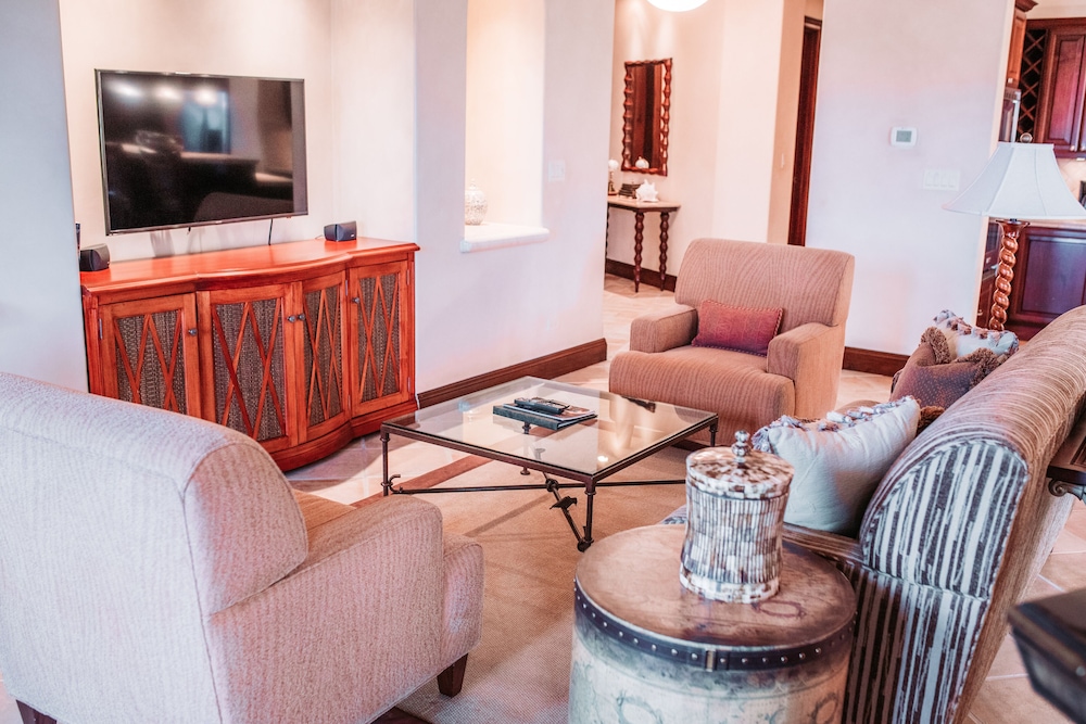 CR Luxury Los Sueños Condos