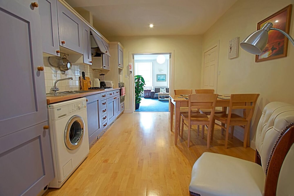 JOIVY Thistle Street - Heart of the City 2-bedroom Apt view 4
