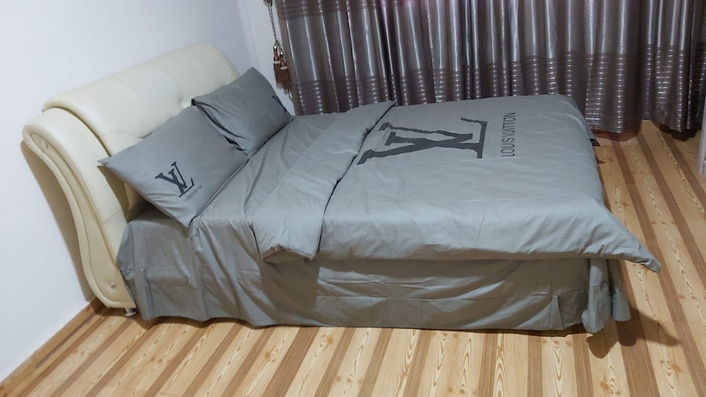 Villa Sleeps 10 With Garden