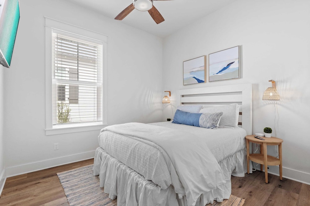 Priv Heated Pool + Hot Tub, Boat-friendly, Sleeps 16! Good Times by Avantstay