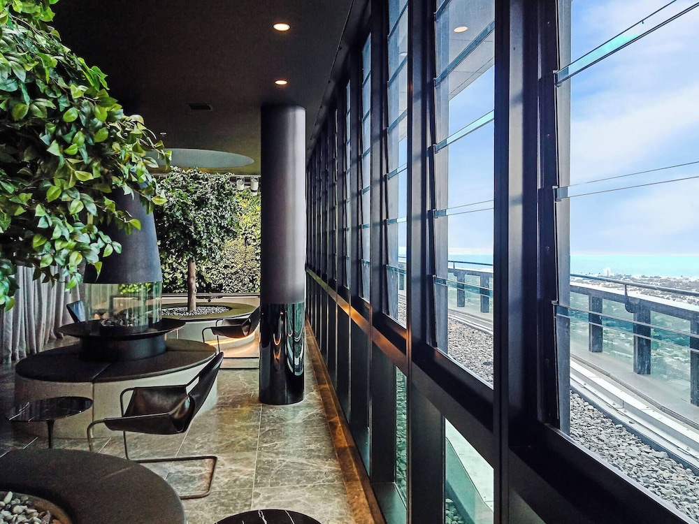 Southbank 2BR High City Views Enjoy Wine, Gym, Pool, Wifi