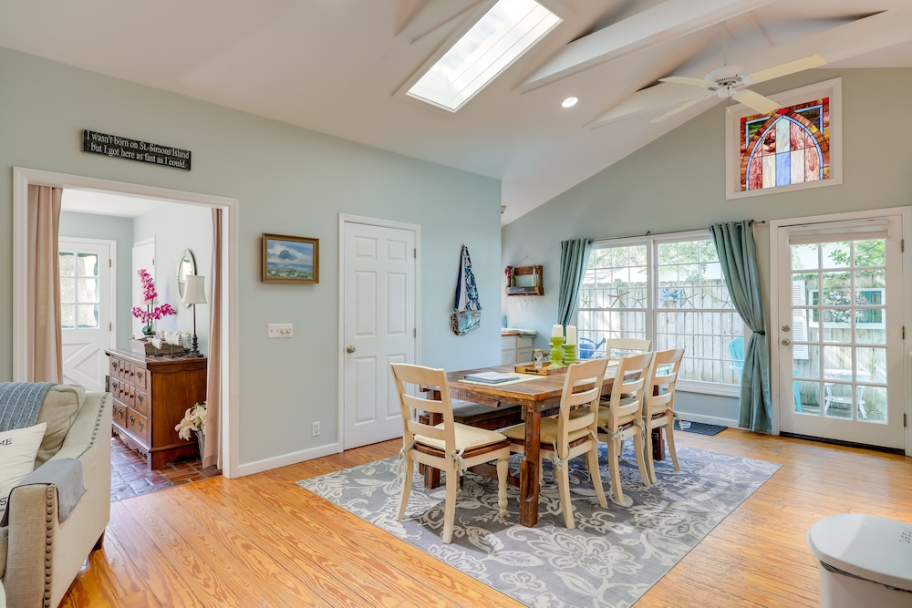 Cozy Coastal Cottage: Walk to Shops and Beach! view 2
