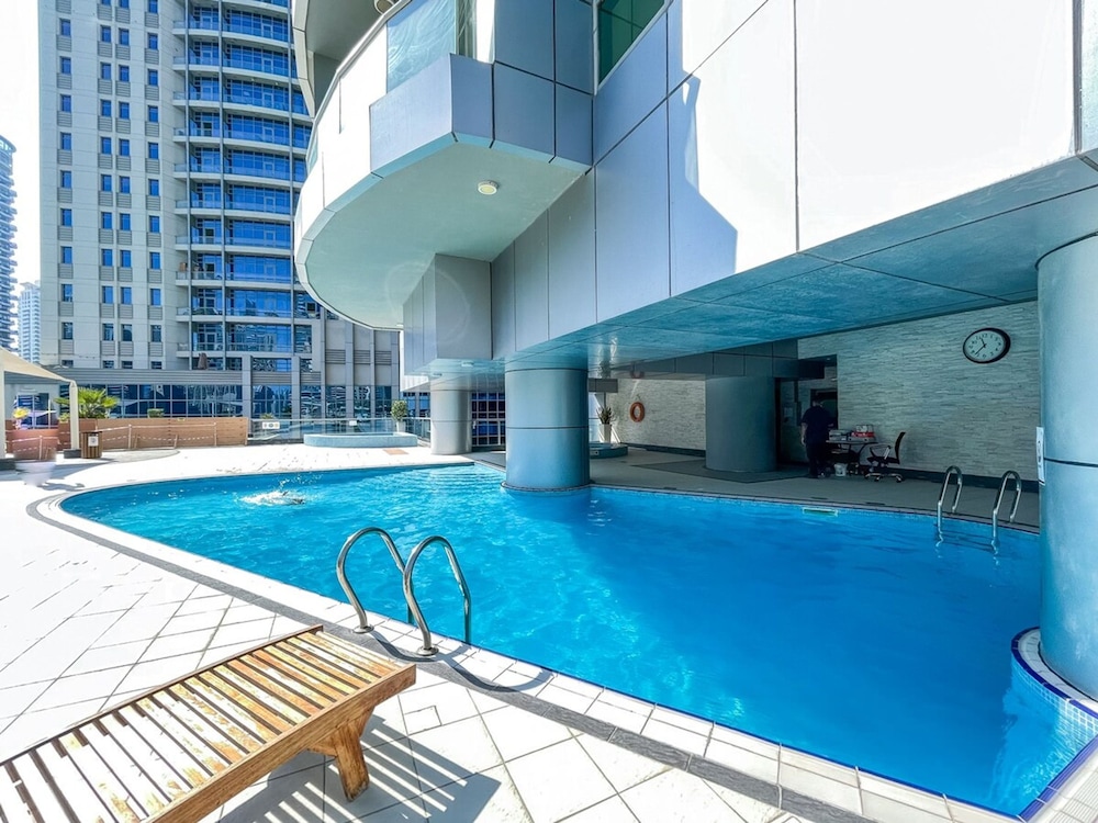 Refined 1BR Retreat in The Point Tower - Marina