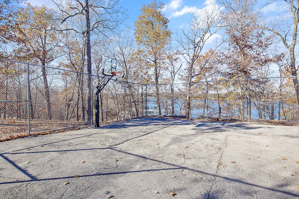 Stunning Lake Views, Pools, Wildlife, Pet-friendly