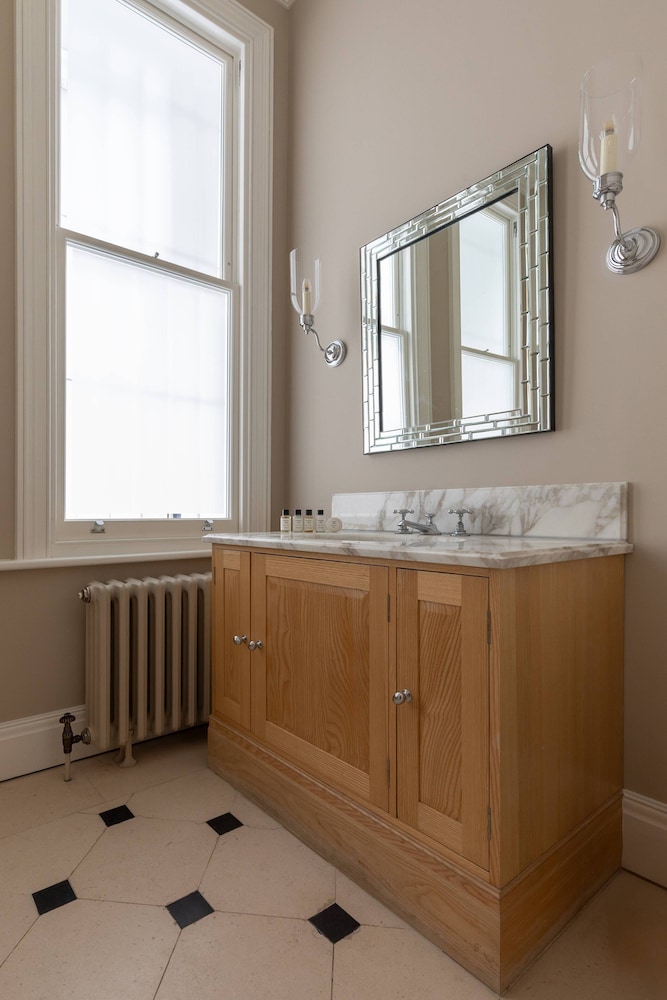 Earl's Court Square XI by Onefinestay
