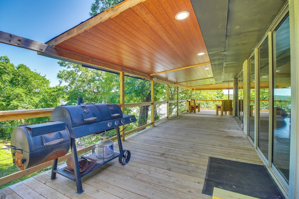 Waterfront Hot Tub - Luxe Home on Grand Lake!