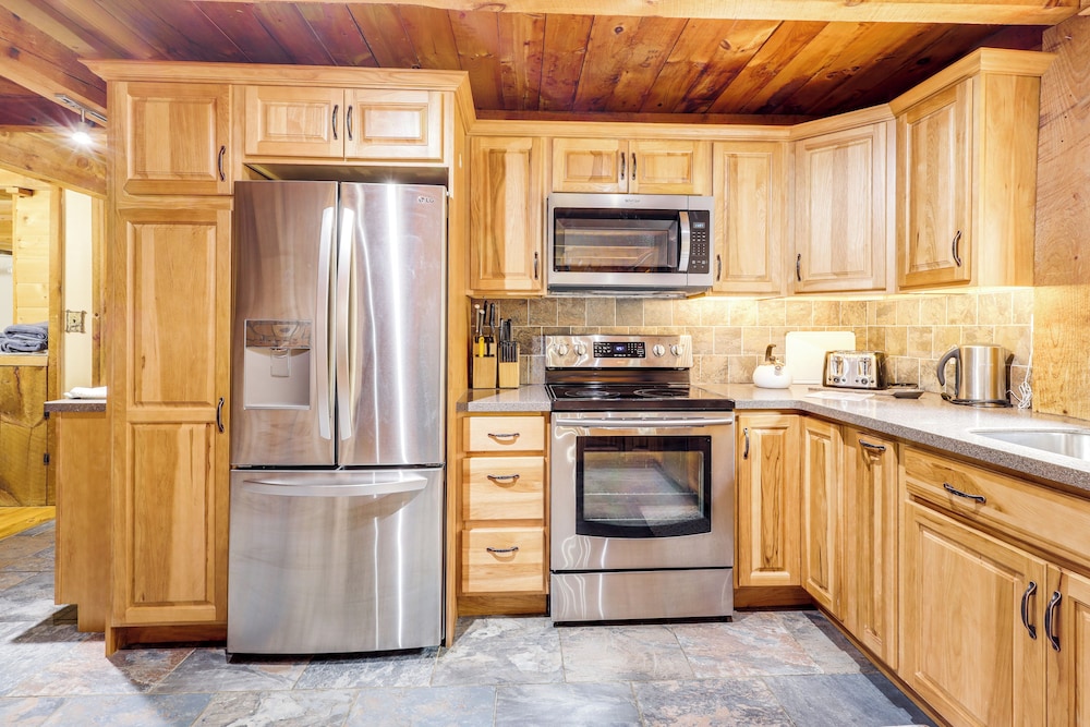 7 Mi to Glens Falls: Peaceful Retreat w/ Game Room