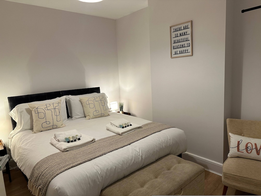 3 bed Chill Glouc With 3 Bedrooms and 1 Bathrooms