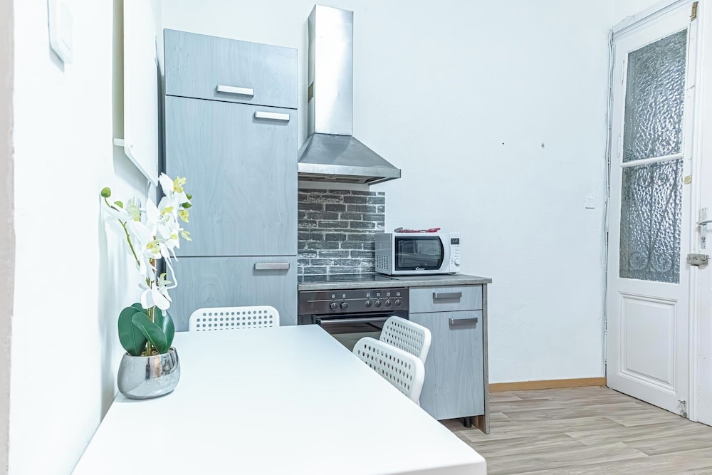 3 Apartments For 16 Near Lugner