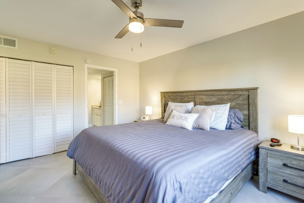 Walk to Blue Heron Beach: 1st-floor Lakefront Unit