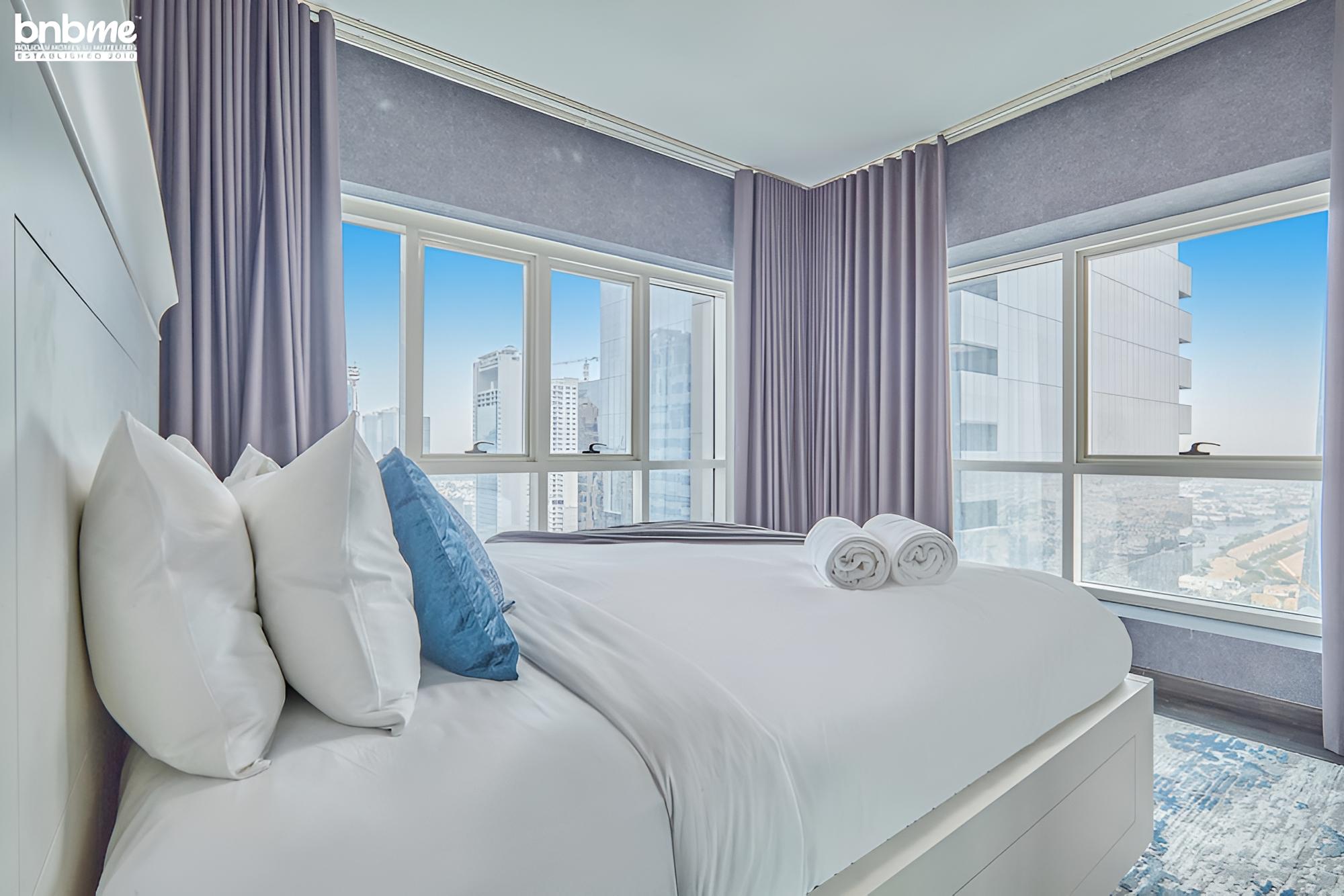 3B Lakepoint Tower 3701 by bnbme homes