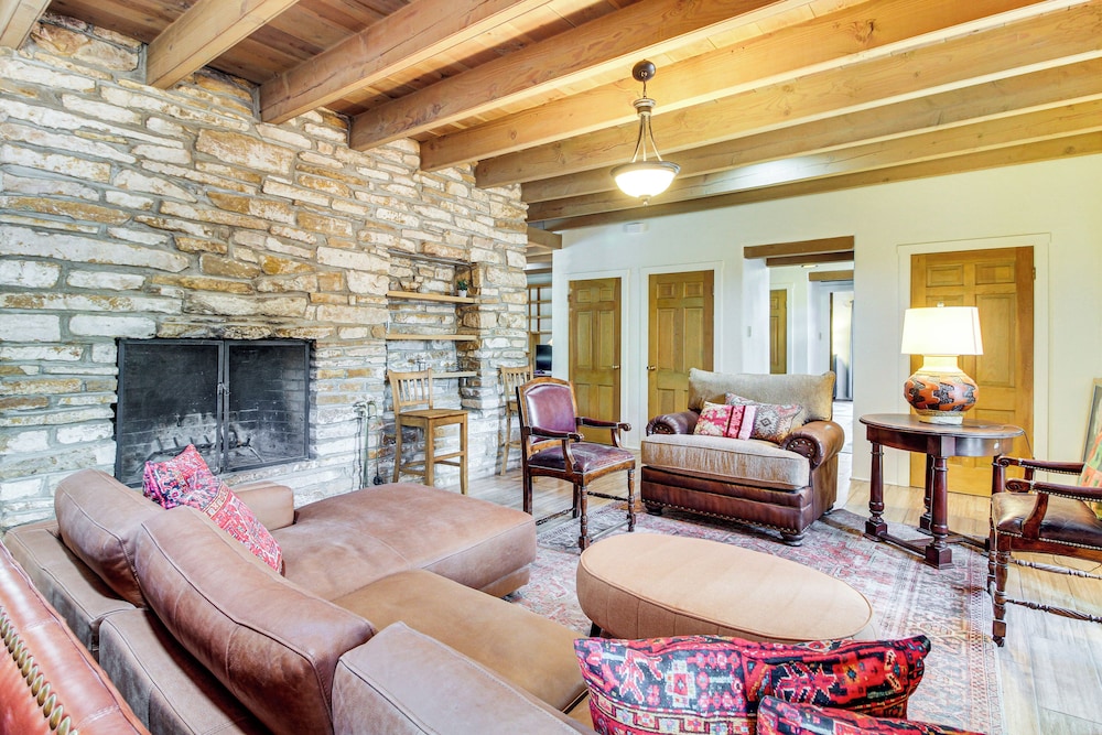 3 Mi to Zoo & Garden: Spacious Albuquerque Home