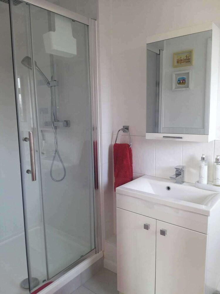 1-bed Seaside Retreat - Sleeps 2, Parking & Garden