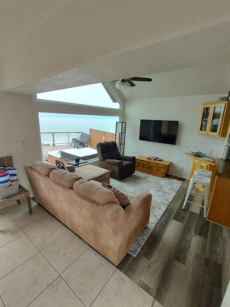 Ocean Front Cabin 16 Jacuzzi Incredible Views