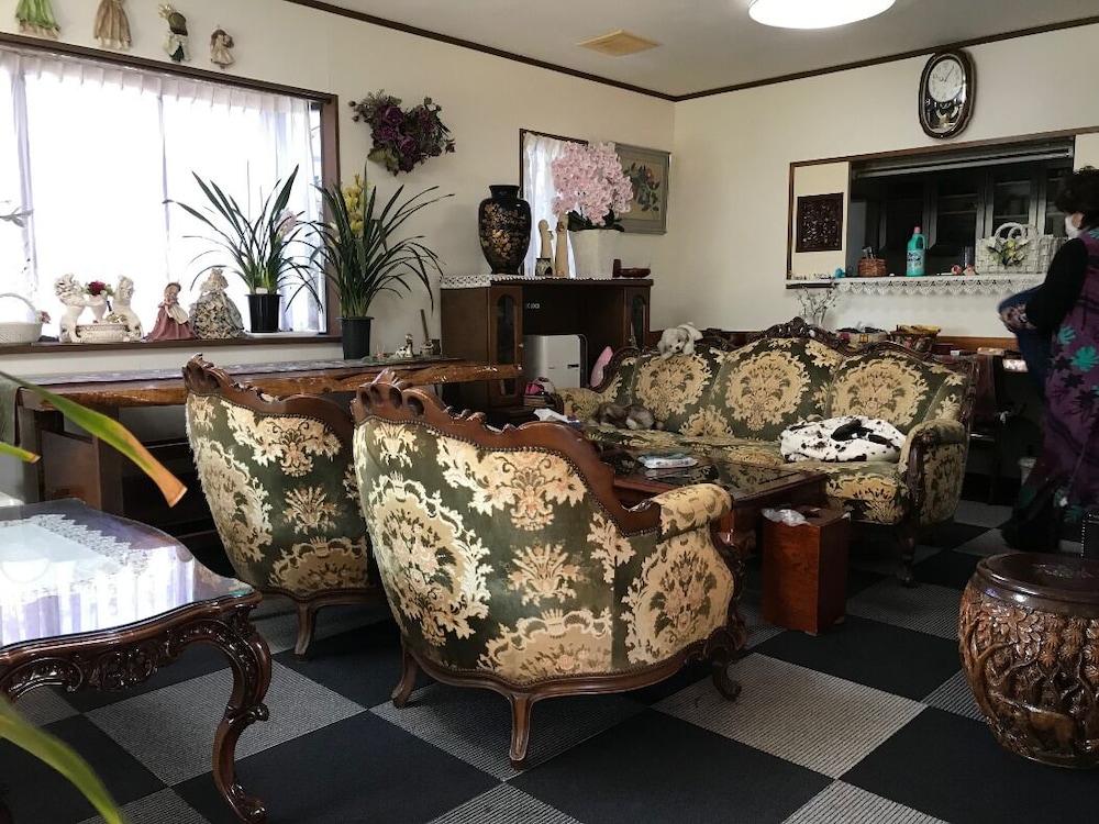 Spacious Traditional House view 4