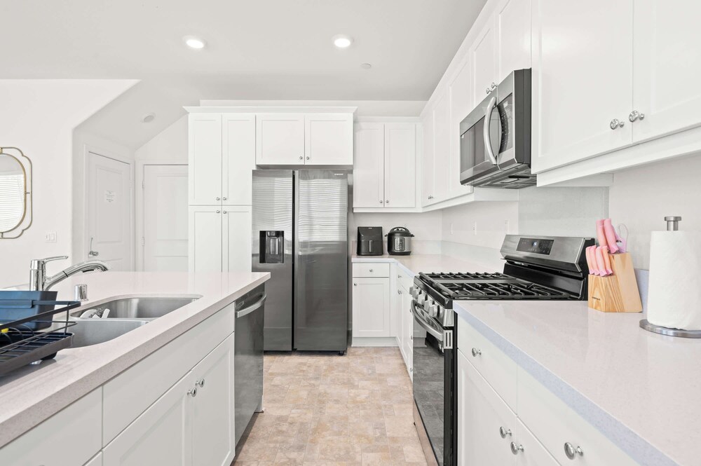 Sunny & Stylish Near LA 4BR Home w Desks & Lounge