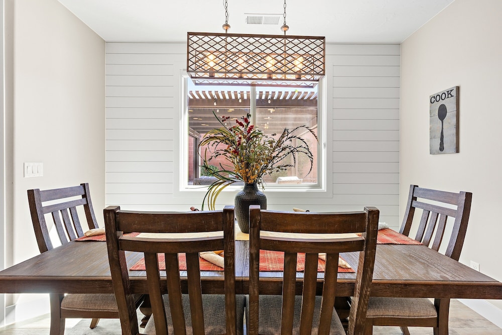Hurricane Falls Pool, Hot Tub Plus Dog Friendly! 4 Bedroom Home