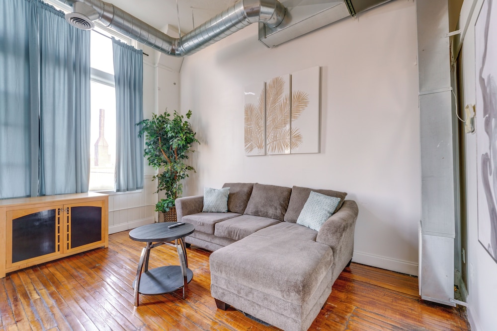 Steps to Riverwalk! City-view Condo in Corktown