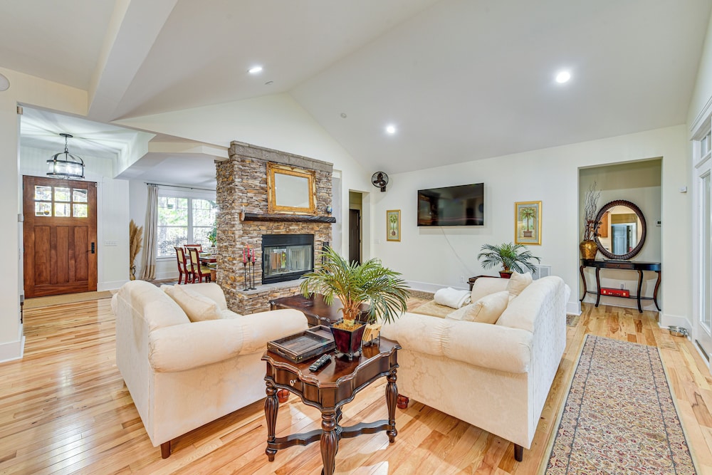 Fire Pit + Patio: Spacious Southern Pines Retreat