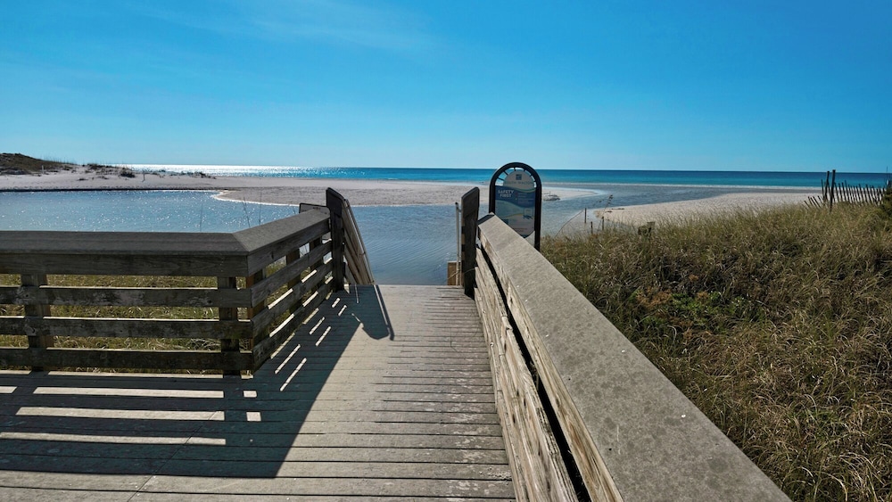 Best of Both Worlds: Pool, Golf Cart, Nearby Attractions & Steps to Beach!