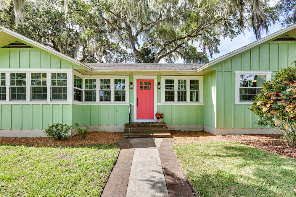 Walk to Lakes! Tropical Escape in Mount Dora view 5
