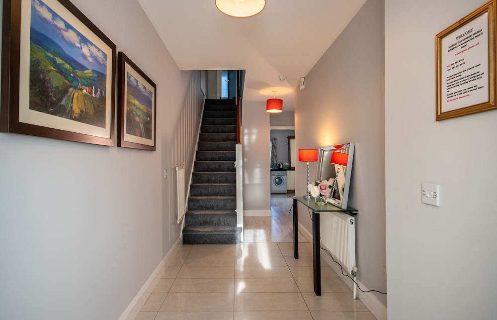 3 Bedroom pet Friendly Home With Access to Pool