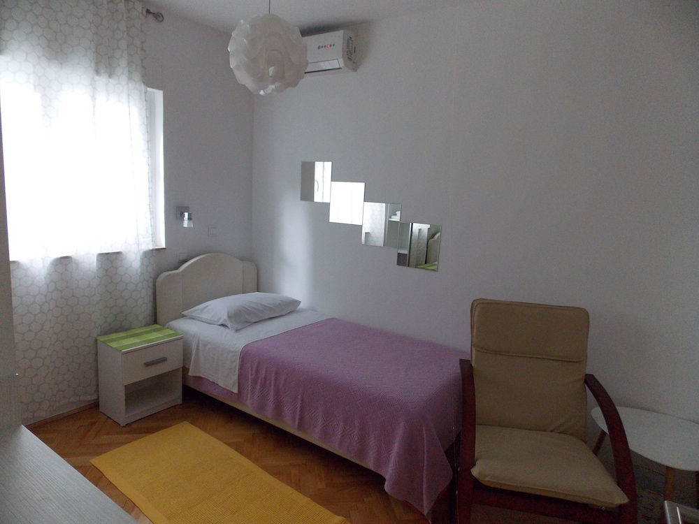 Jele Rooms