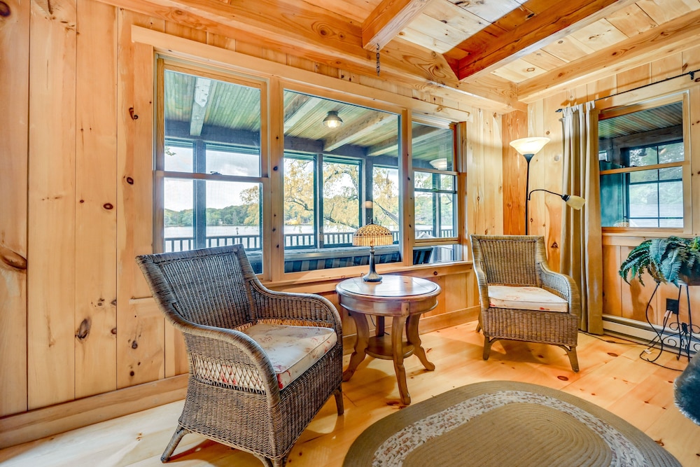 Lakefront Westhampton Cabin w/ Beach + Kayaks!