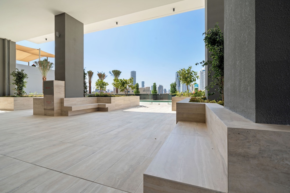 Waves - Cityscape Balcony Views and Cozy Comfort in Dubai