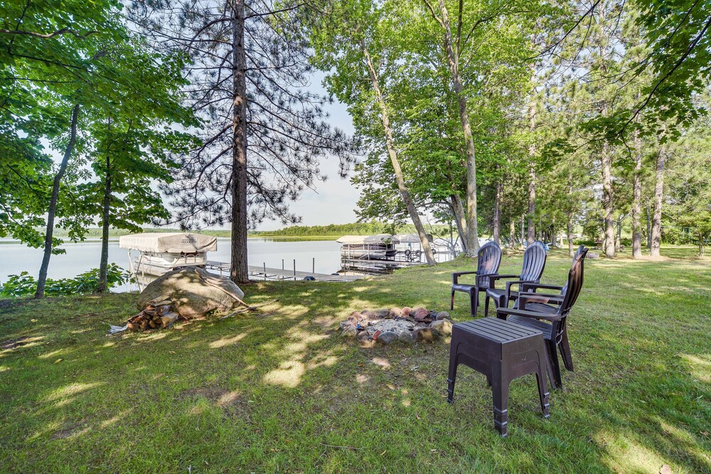 Sarona Serenity: Lakeside Retreat w/ Boat Dock!
