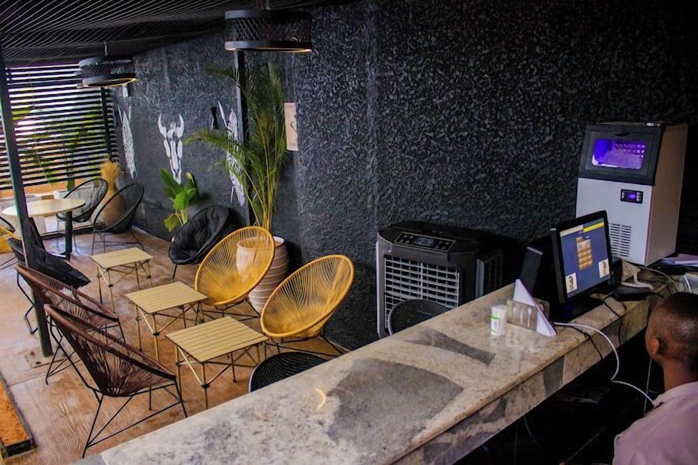 C33 Apartment And Suites