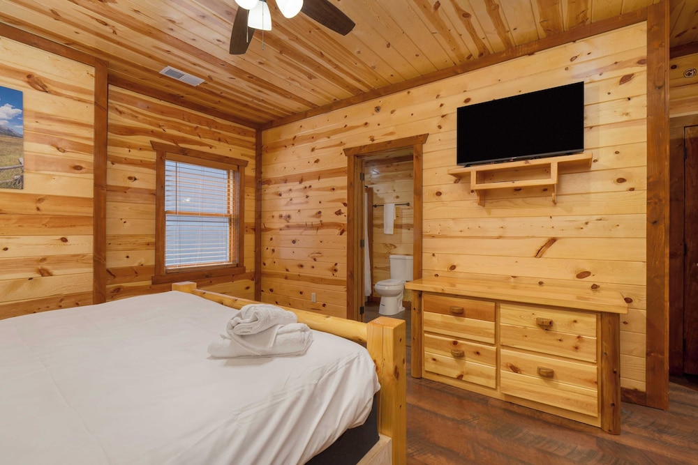 Dolly's Lodge by Avantstay Sleeps 28 - Luxe Smokies Cabin Game Room, Hot Tub, Views, Near Attractions