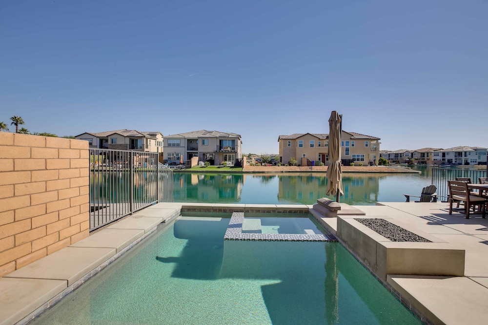 Lakefront Indio Villa: Private Pool & On-site Golf view 5