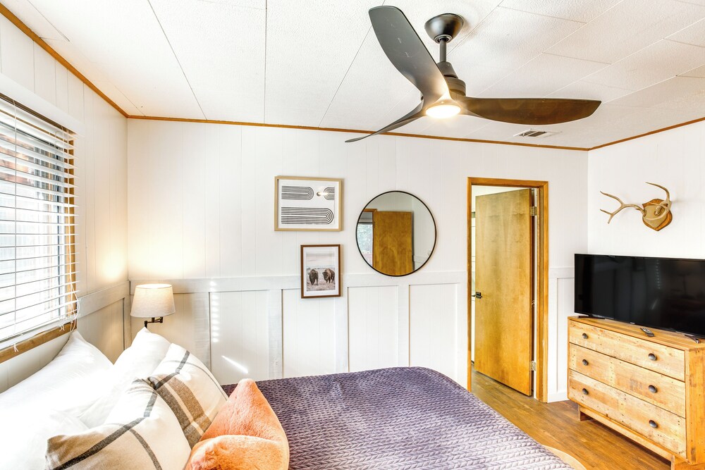 2 Mi to Big Bear Mtn Resort: Cabin w/ Updated Deck
