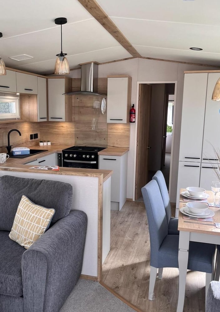 Hafan y Mor Park 3-bed Caravan, Sleeps 8, Pets Ok