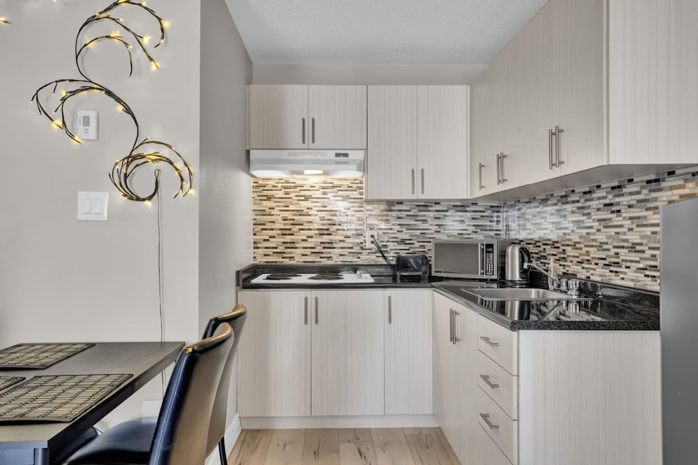 Stylish Mississauga Lower Unit BBQ Yard Paradise