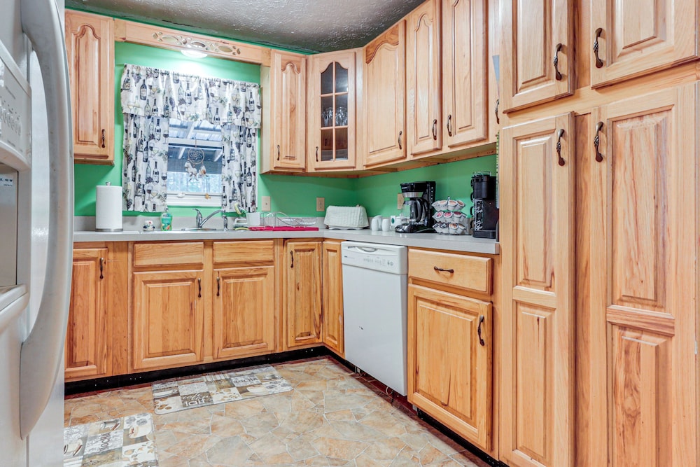 3 Mi to Potomac River: Remote Cabin in Springfield