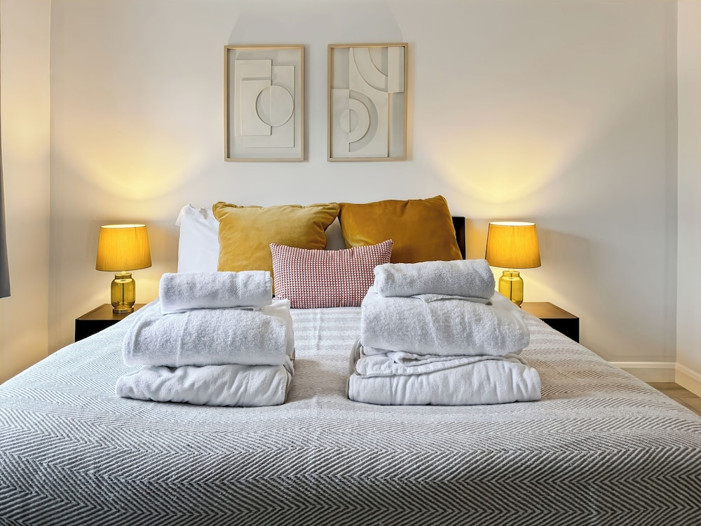 Cozy Hideaway With Hot Tub & Sauna Sleeps 7