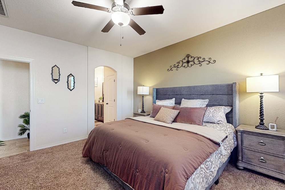 4BR w/ Private Yard, Outdoor Games, Grill, & W & D