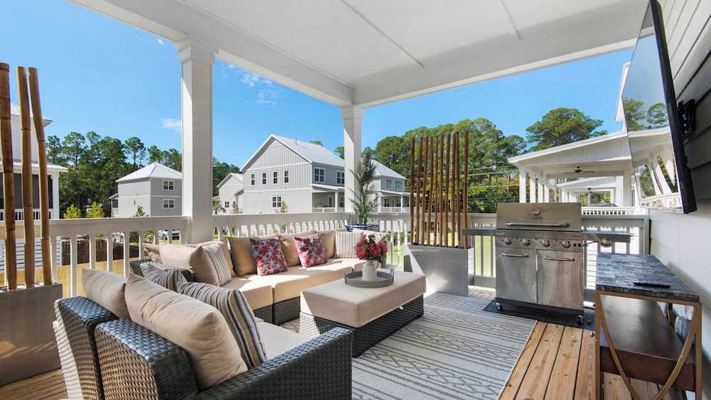 4BR Home With Deck & Grill Fun + Free Attraction Tickets!