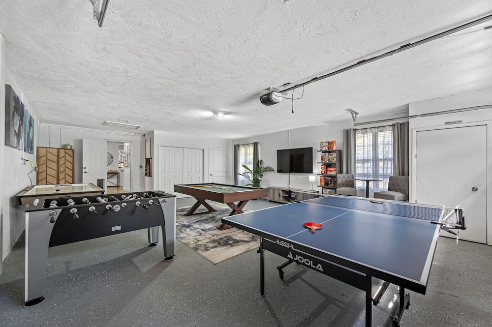 Luxury Retreat: Pool, Games, Basketball & More!