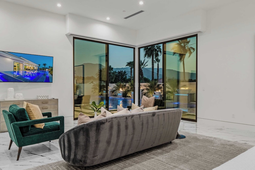Indio Stay w/ Exclusive Amenities Pool, Hot Tub, Spa, Firepit Bravo Villa #16 by Avantstay
