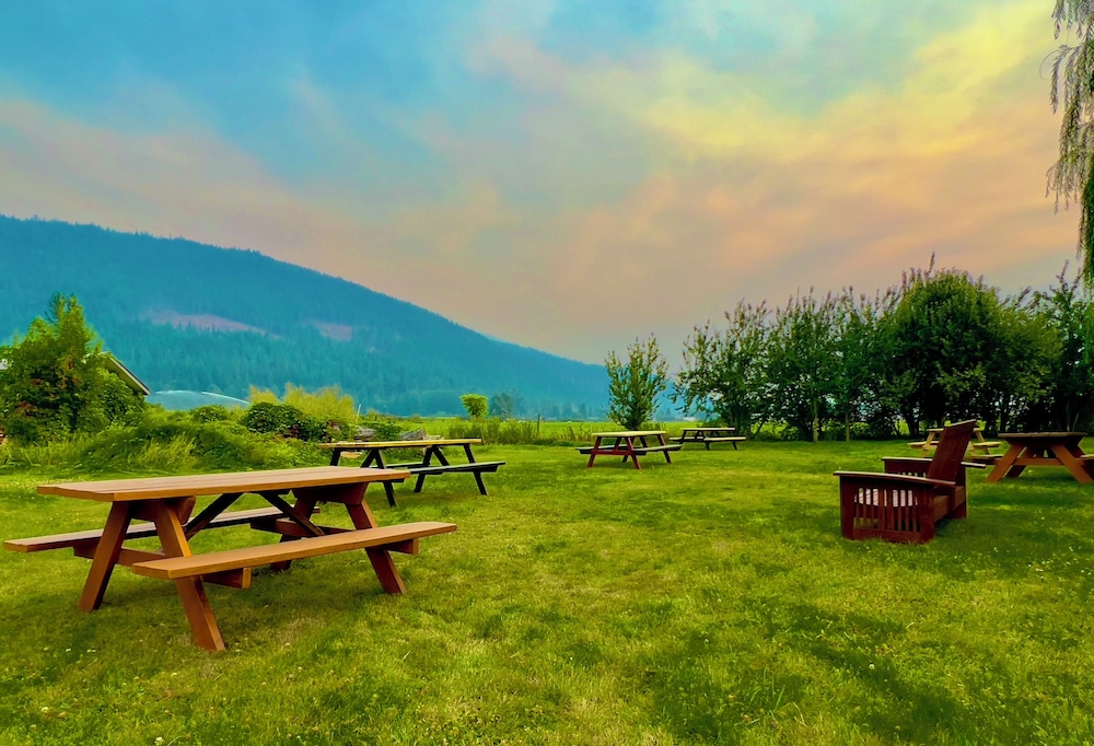 Monashee Motel